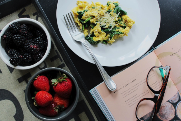 scrambled eggs with greens added in